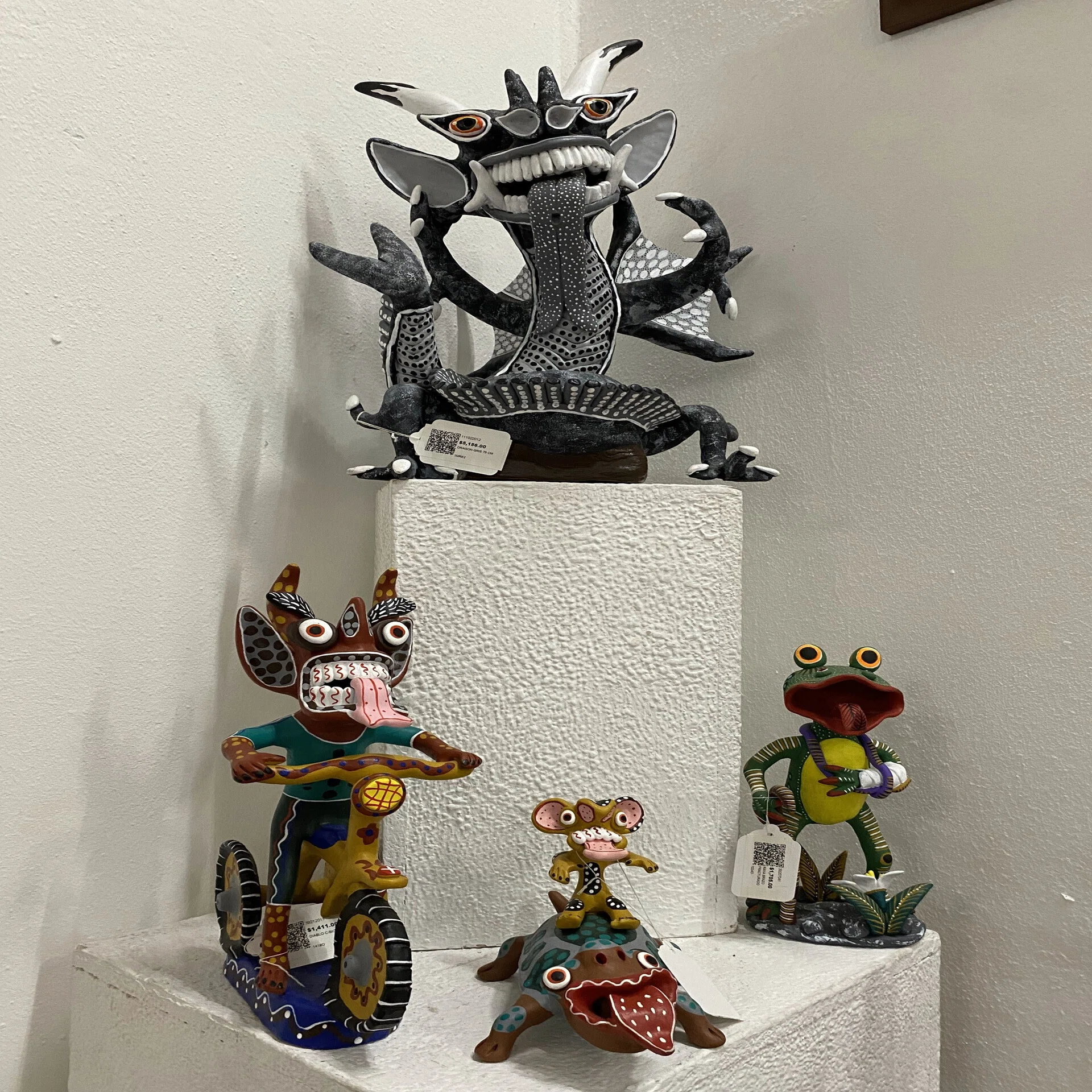 メキシコ、プレぺチャ文化のカラフルなアレブリヘス オブジェ｜河辺 