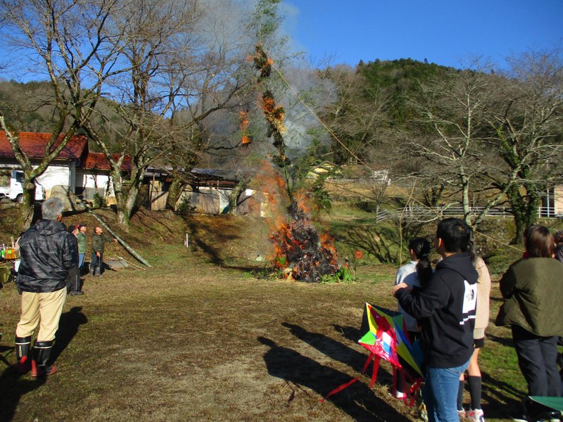 温泉地区のとんどさん|温泉地区地域自主組織「ダム湖の郷」