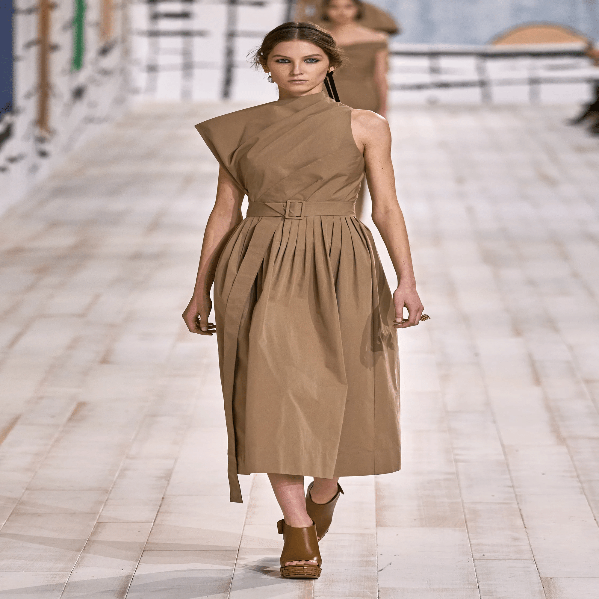 専用 ディオール マリアグラッツィア ハイネック ボックス ワンピース 40 固有のオーラを視覚化したマリア・グラツィア・キウリのクチュール