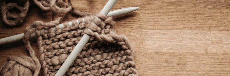 毛糸を編んでいる画像