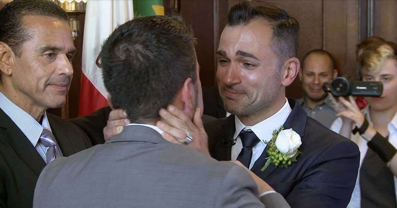 ジェンダーマリアージュ画像。男性同士が涙ながらに結婚式をあげている