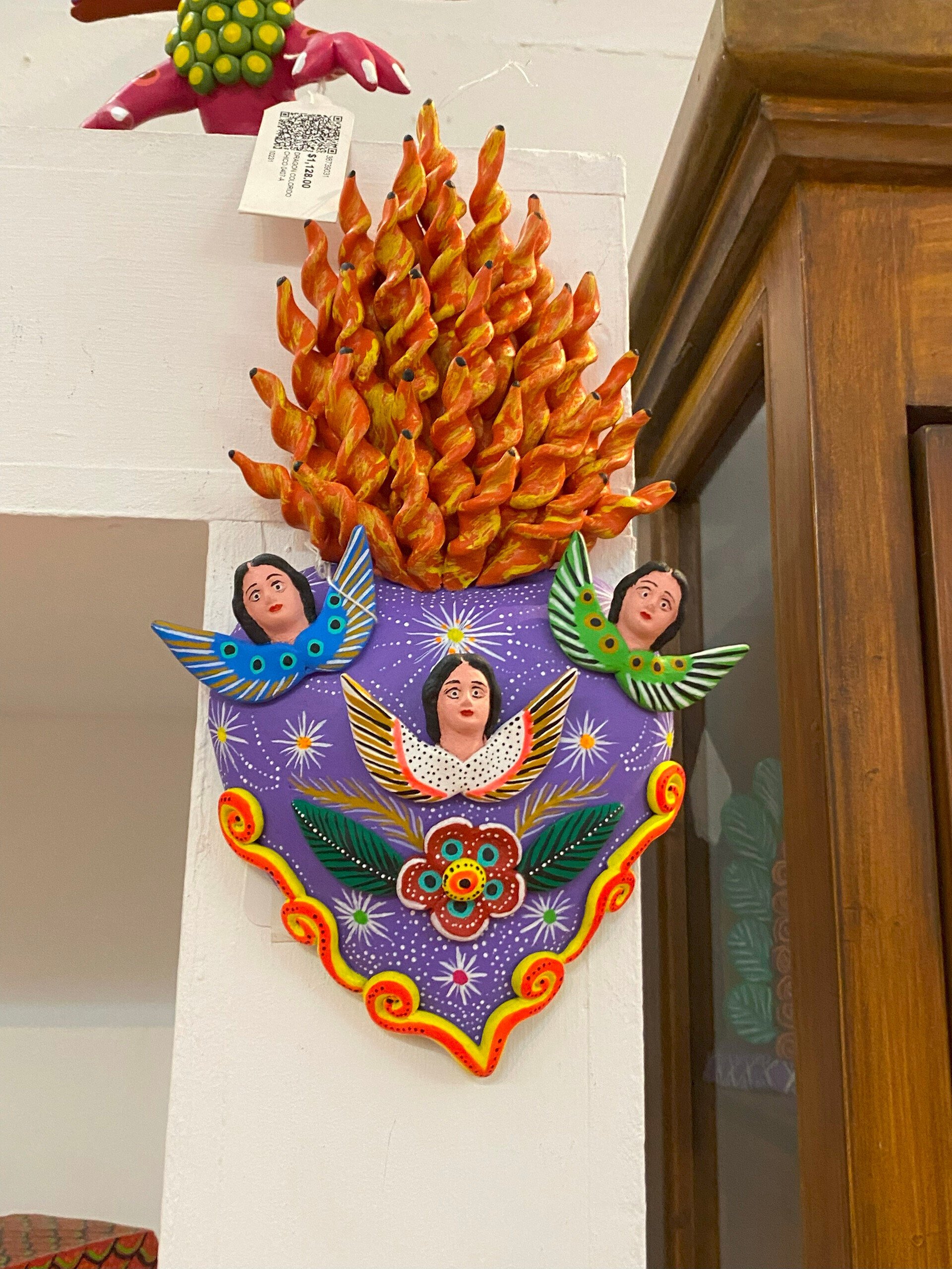 メキシコ、プレぺチャ文化のカラフルなアレブリヘス オブジェ｜河辺