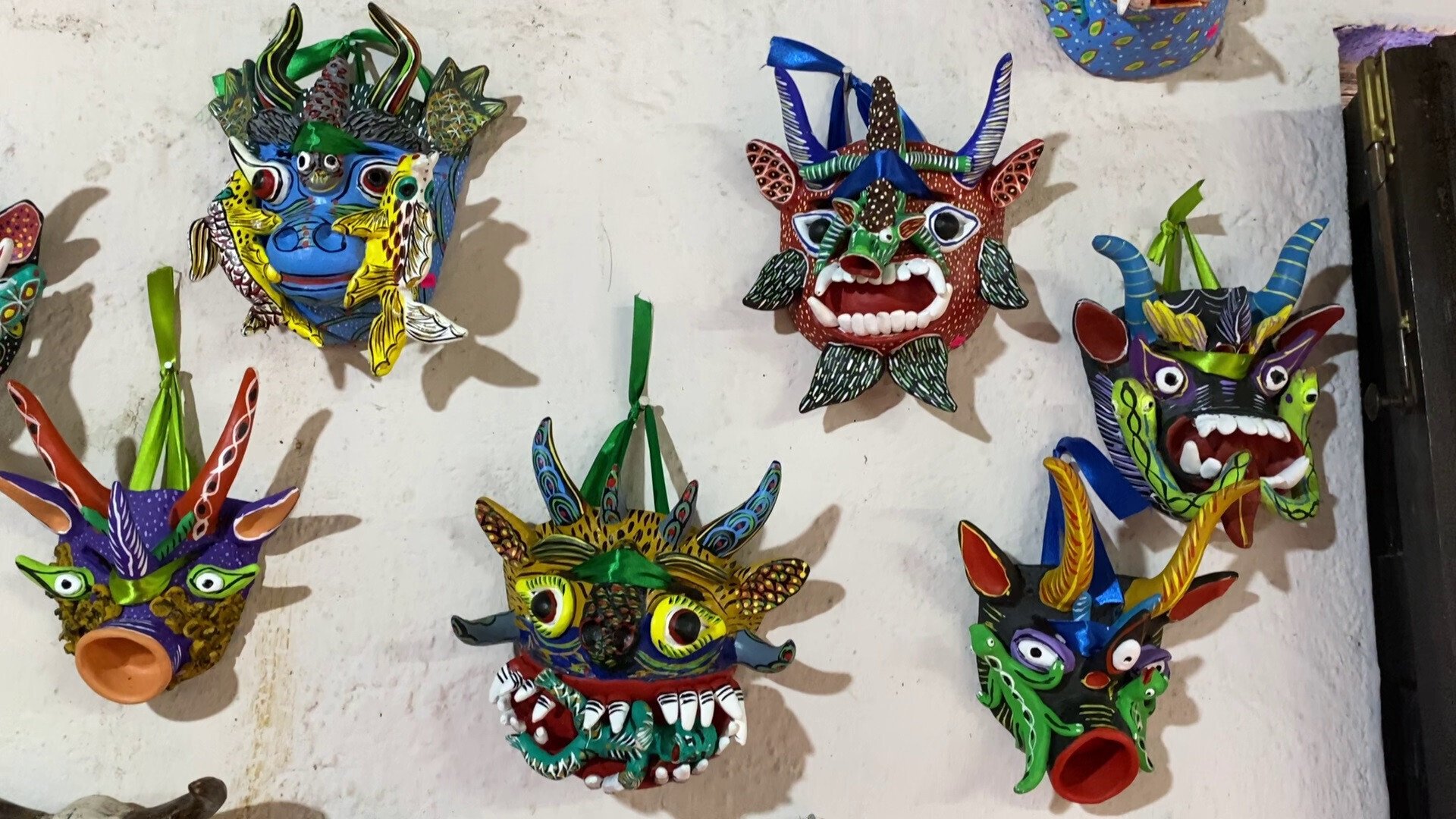 メキシコ、プレぺチャ文化のカラフルなアレブリヘス オブジェ