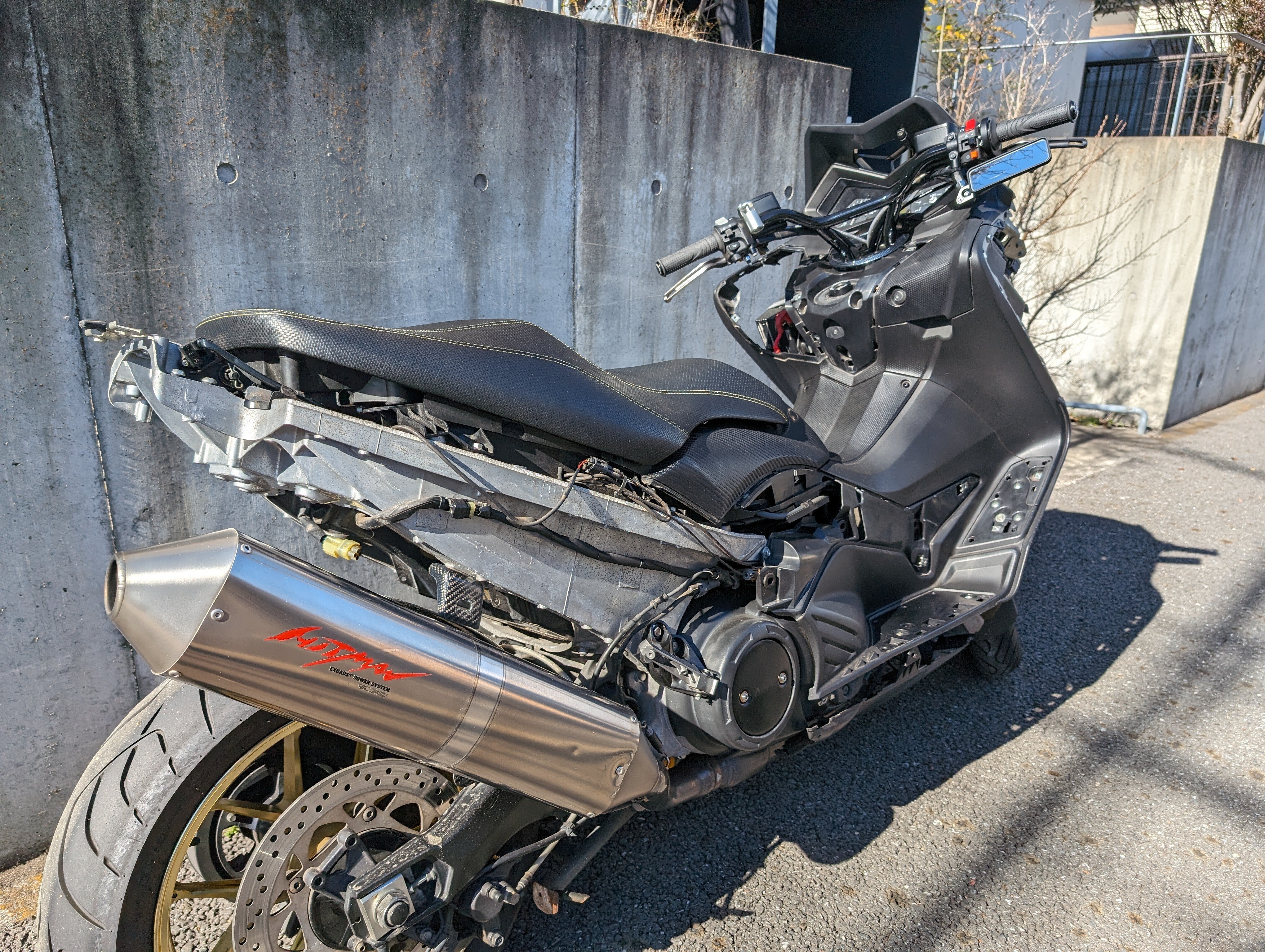 外装から足回りまでフルチューニングしたTMAX プロが造るカスタム ビッグスクーターならバイクブロス