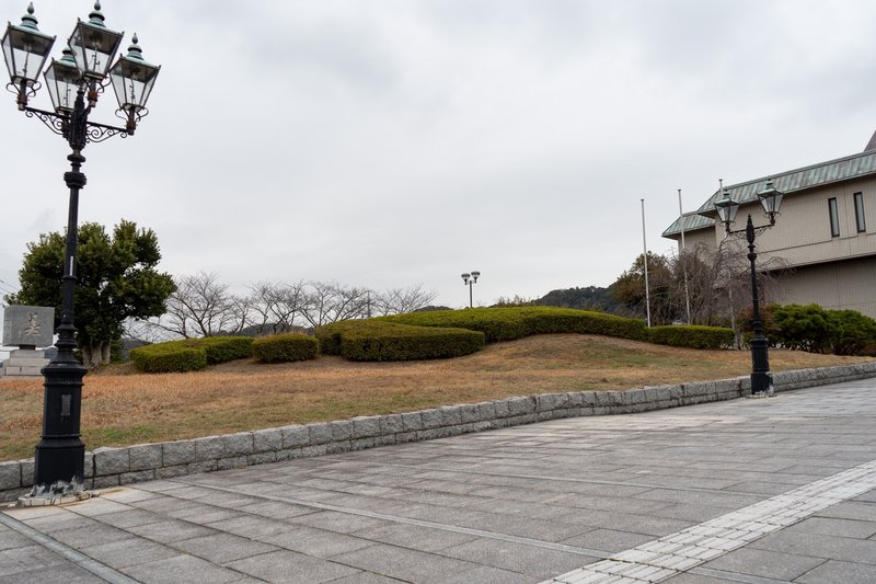 周南市文化会館入り口に広がる築山とガス燈