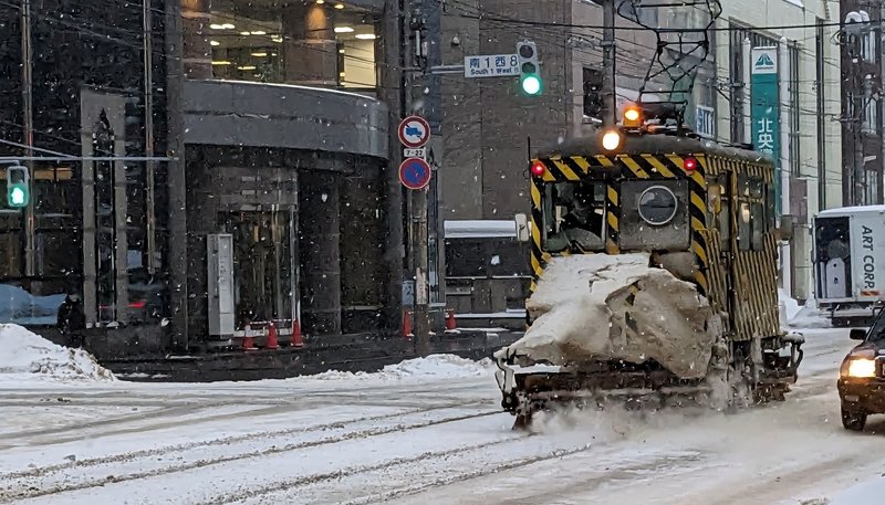 札幌⛄暴風雪警報中！ササラ電車、走ってました～🥰雪をはねのける竹の箒がぐるぐる！