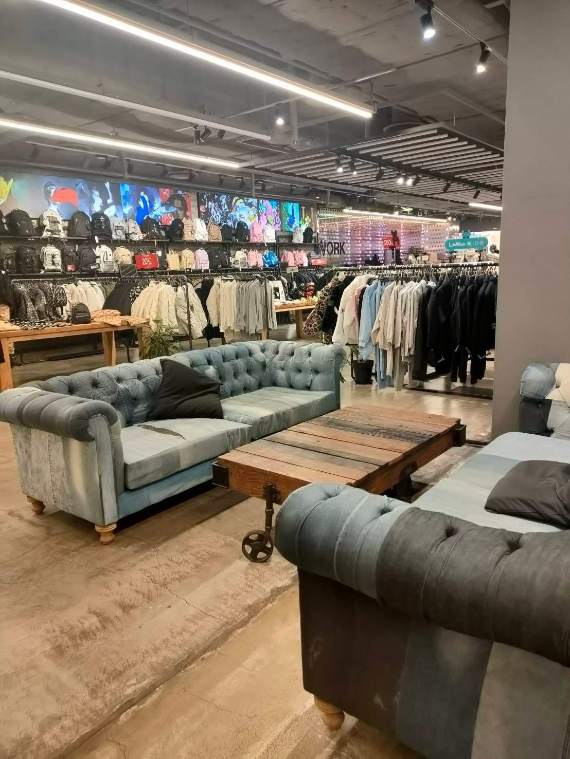 今もっともアツい韓国ブランド「LIFE WORK」明洞店の写真