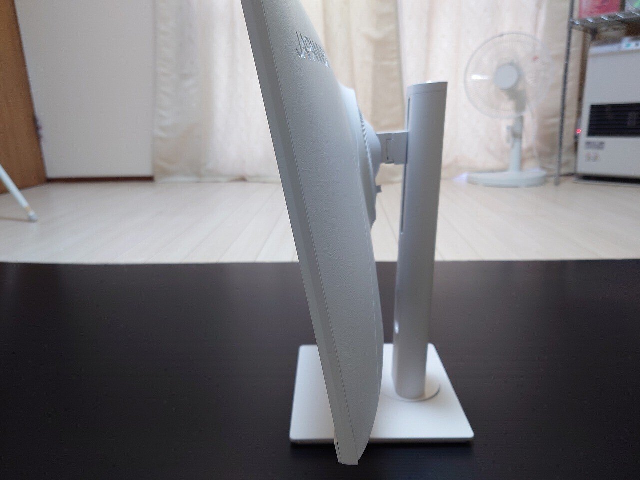 背面も清潔感のあるビジネス向けな白いディスプレイ：JAPANNEXT JN