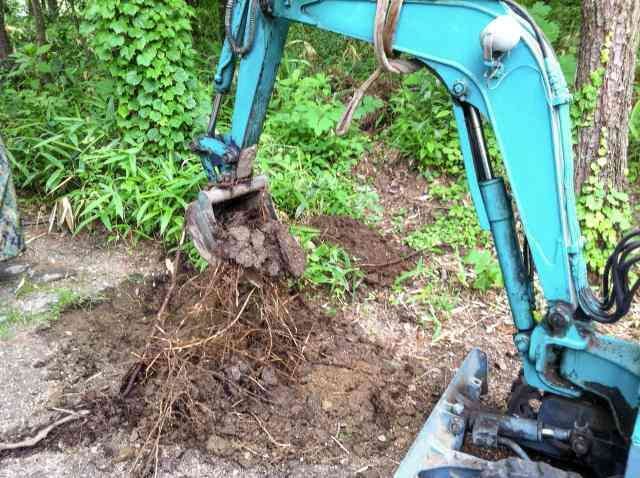 ユンボ］［庭の整地］［2/4］トラブル発生！小さなユンボを借りて来たけれど...｜森のテロル