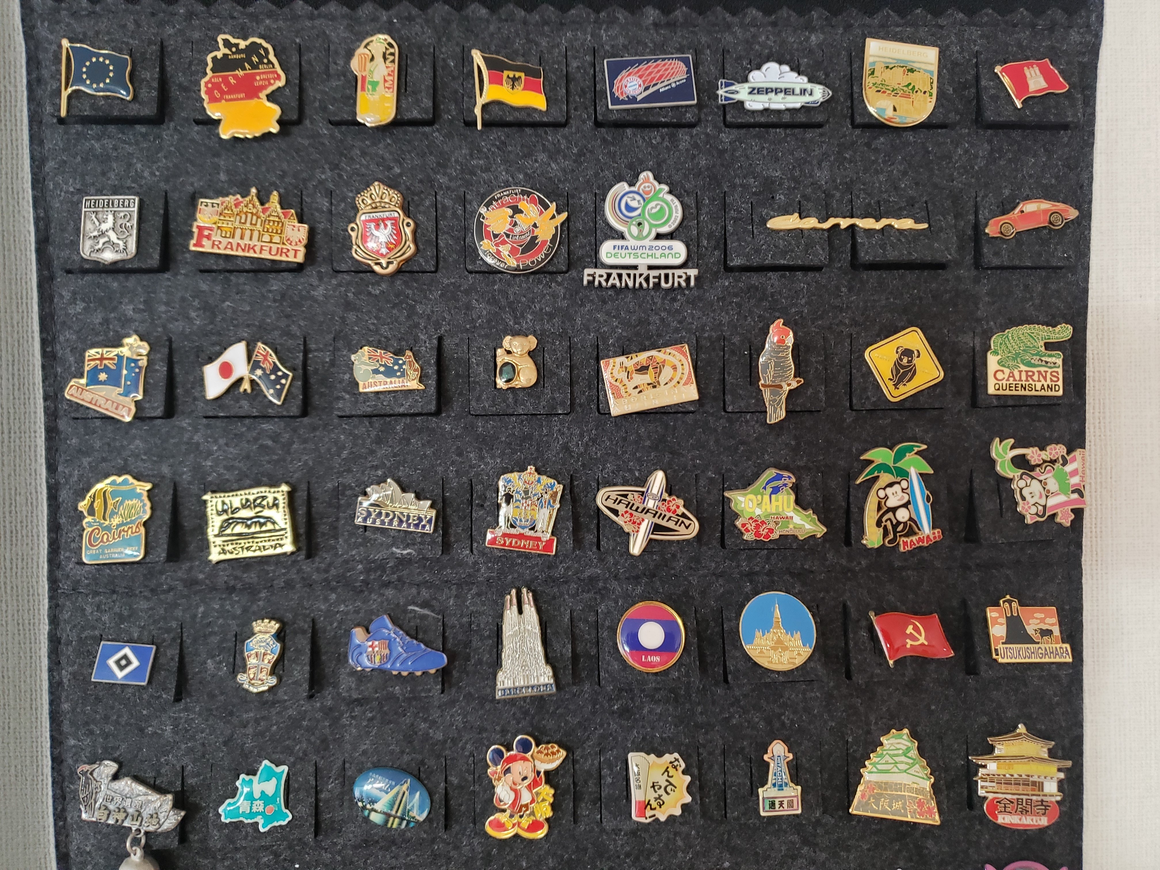 ピンバッジコレクションを眺めて思い出に浸る｜Banana310