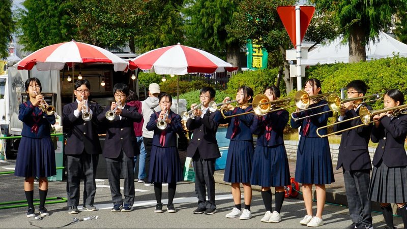 2023年11月11日(土)、12日(日)に開催された関西矯正展で開会のファンファーレを演奏する地元の学生たち