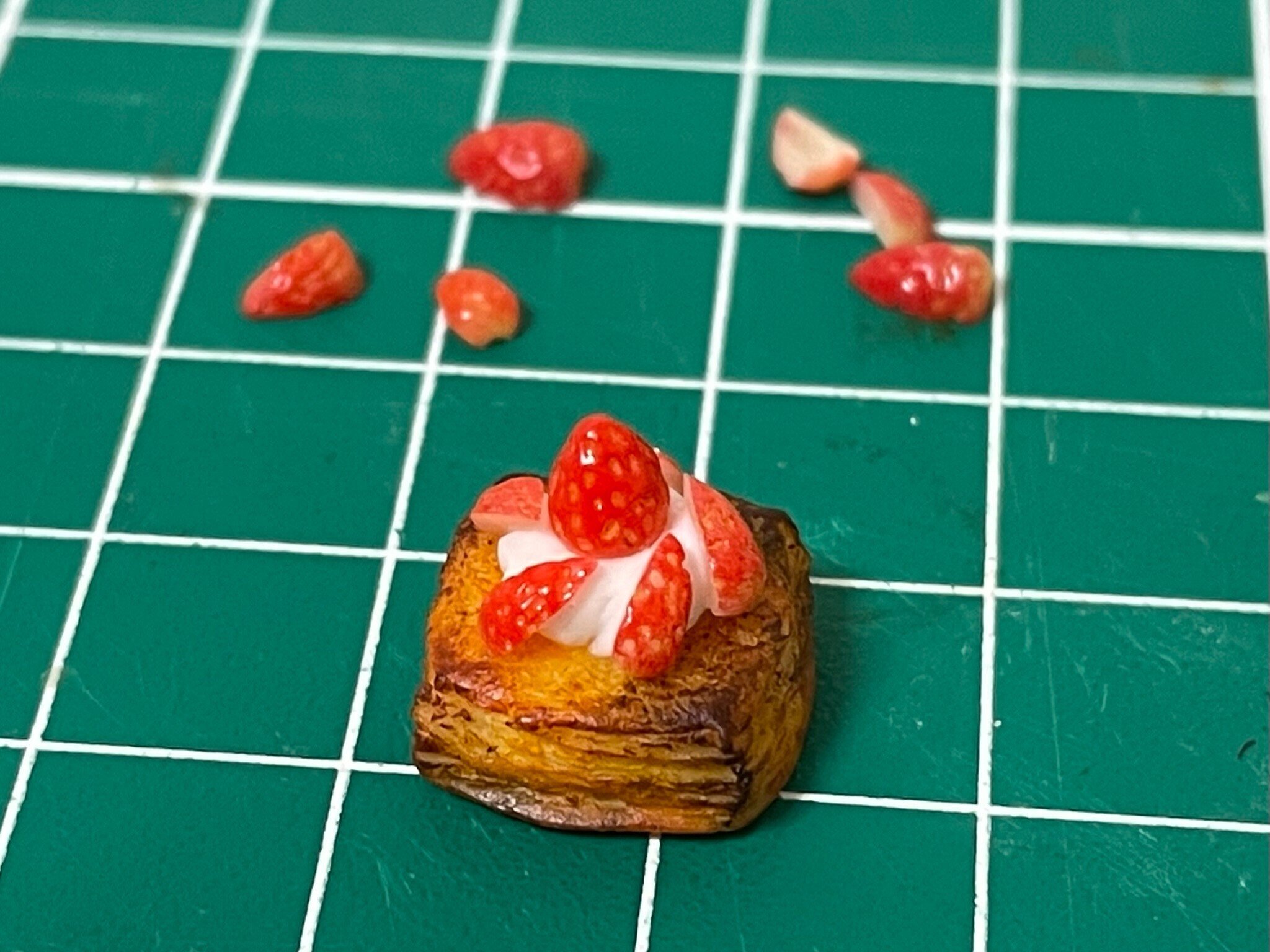 ミニチュア デニッシュ いちご 消しゴムの上のミニチュアイチゴデニッシュ🍓｜goriy66