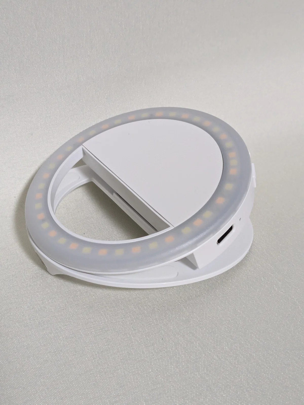 [I bought an Elecom ring light for photography] Disappointing. One is ...