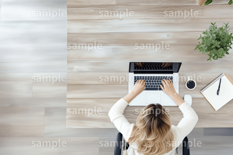 「ノートパソコンで仕事する女性」フリー素材3枚セット｜ビジネスウーマン・インターネット検索・フリーランスのイメージ画像に｜FREE