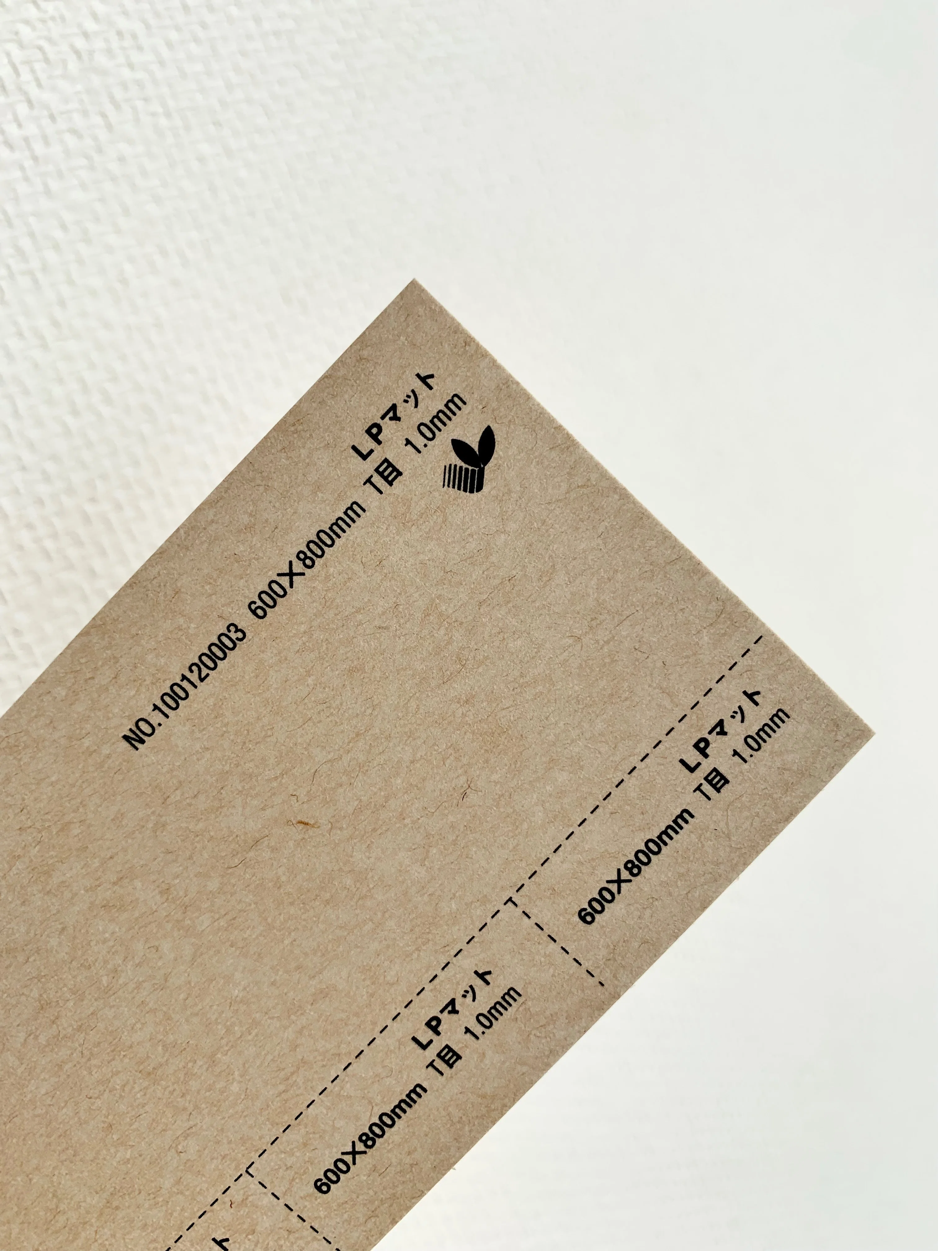 厚さ1㎜のコースターの紙や、虹色にキラキラ輝く紙、透け感のある紙