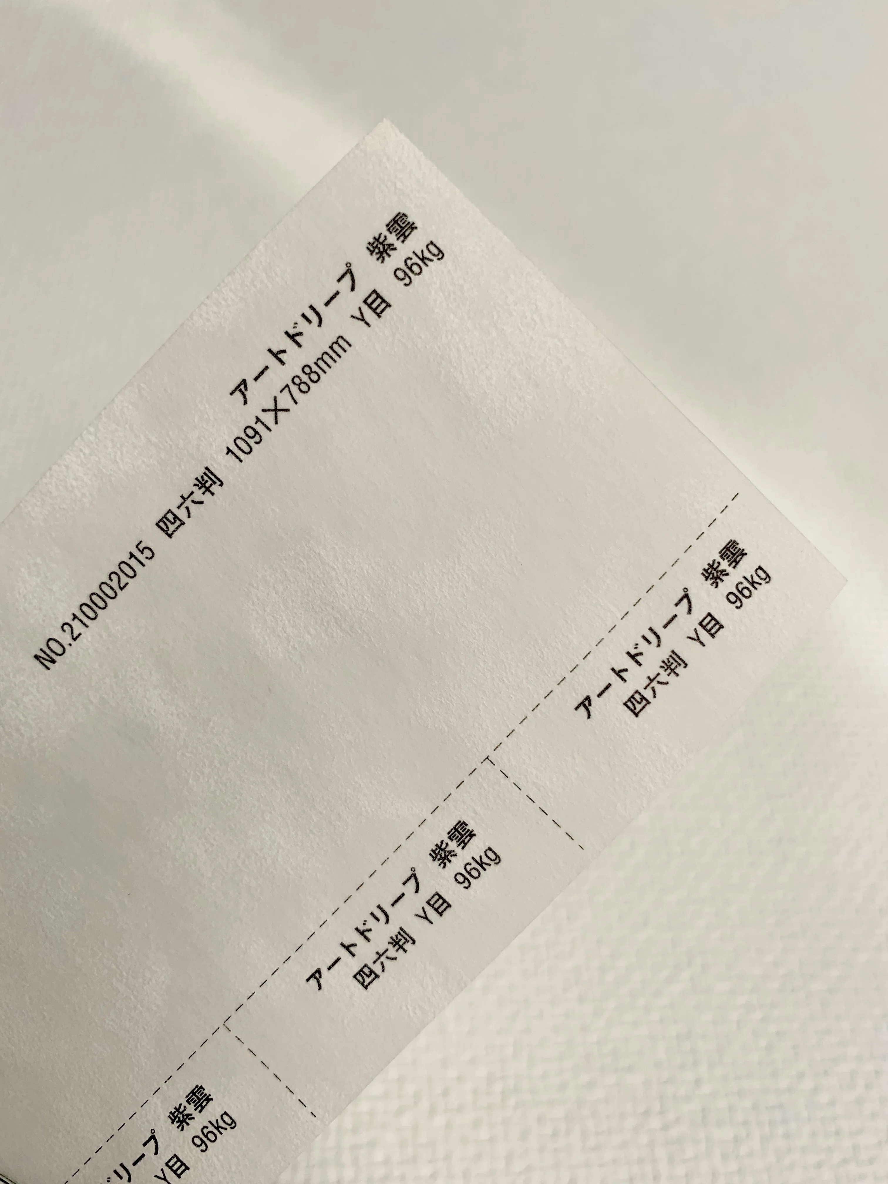 厚さ1㎜のコースターの紙や、虹色にキラキラ輝く紙、透け感のある紙