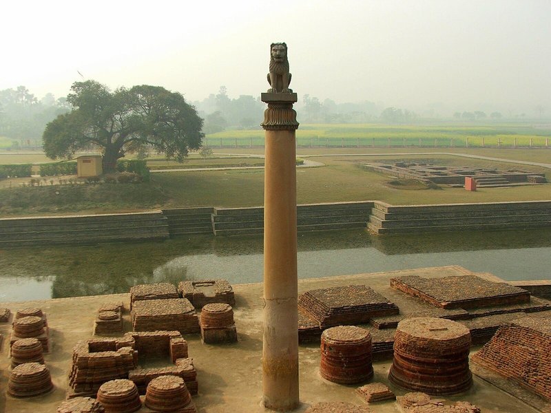 https://commons.wikimedia.org/wiki/File:Ashoka_pillar_at_Vaishali,_Bihar,_India.jpg