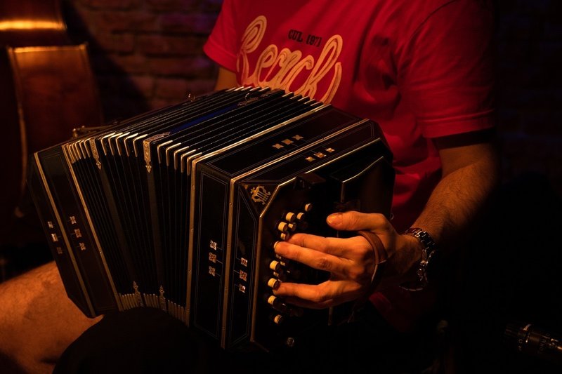 バンドネオンという楽器はアルゼンチンタンゴでよく使われる。