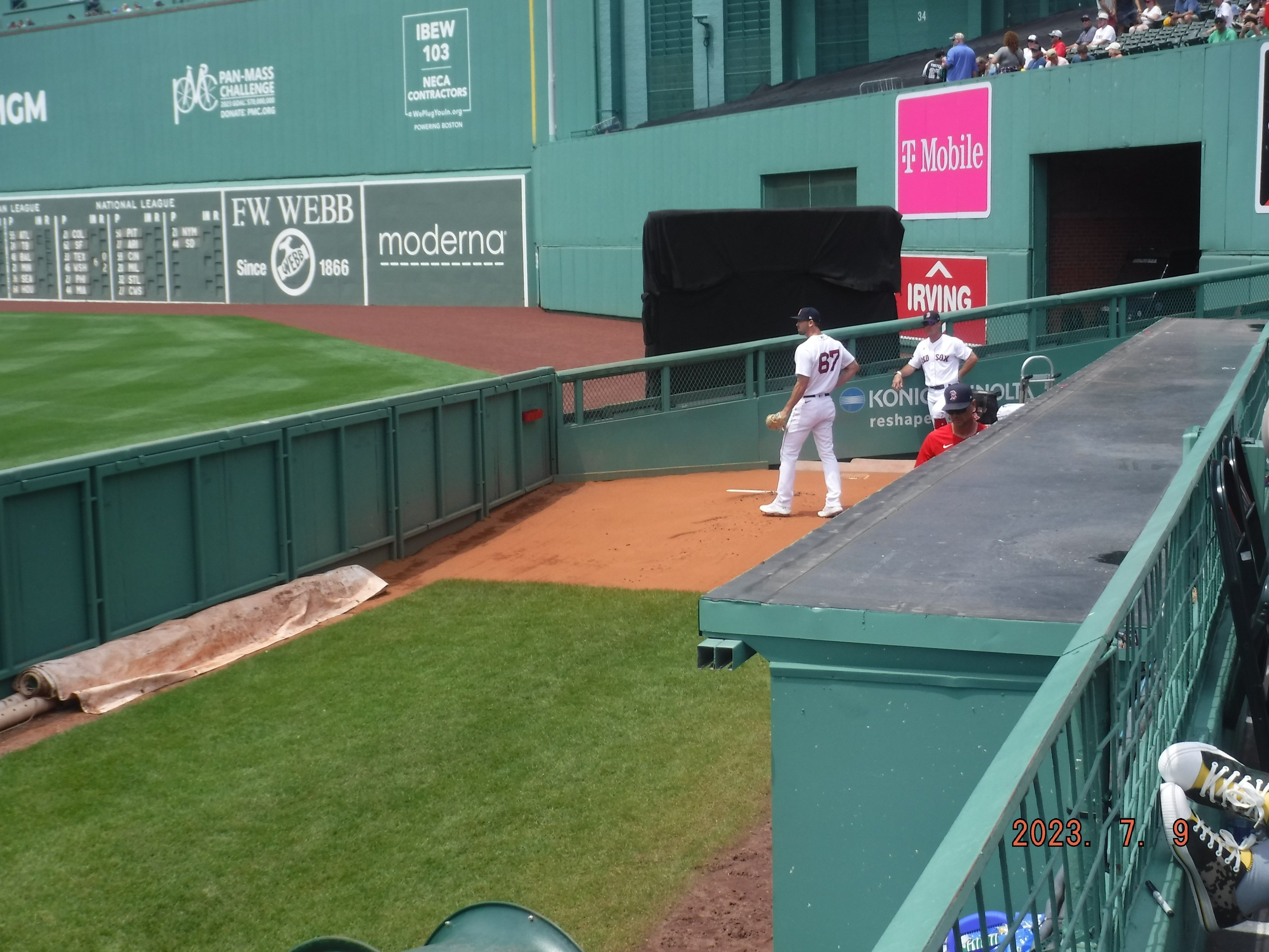 America's Most Beloved Ballpark : バックスクリーンの下で