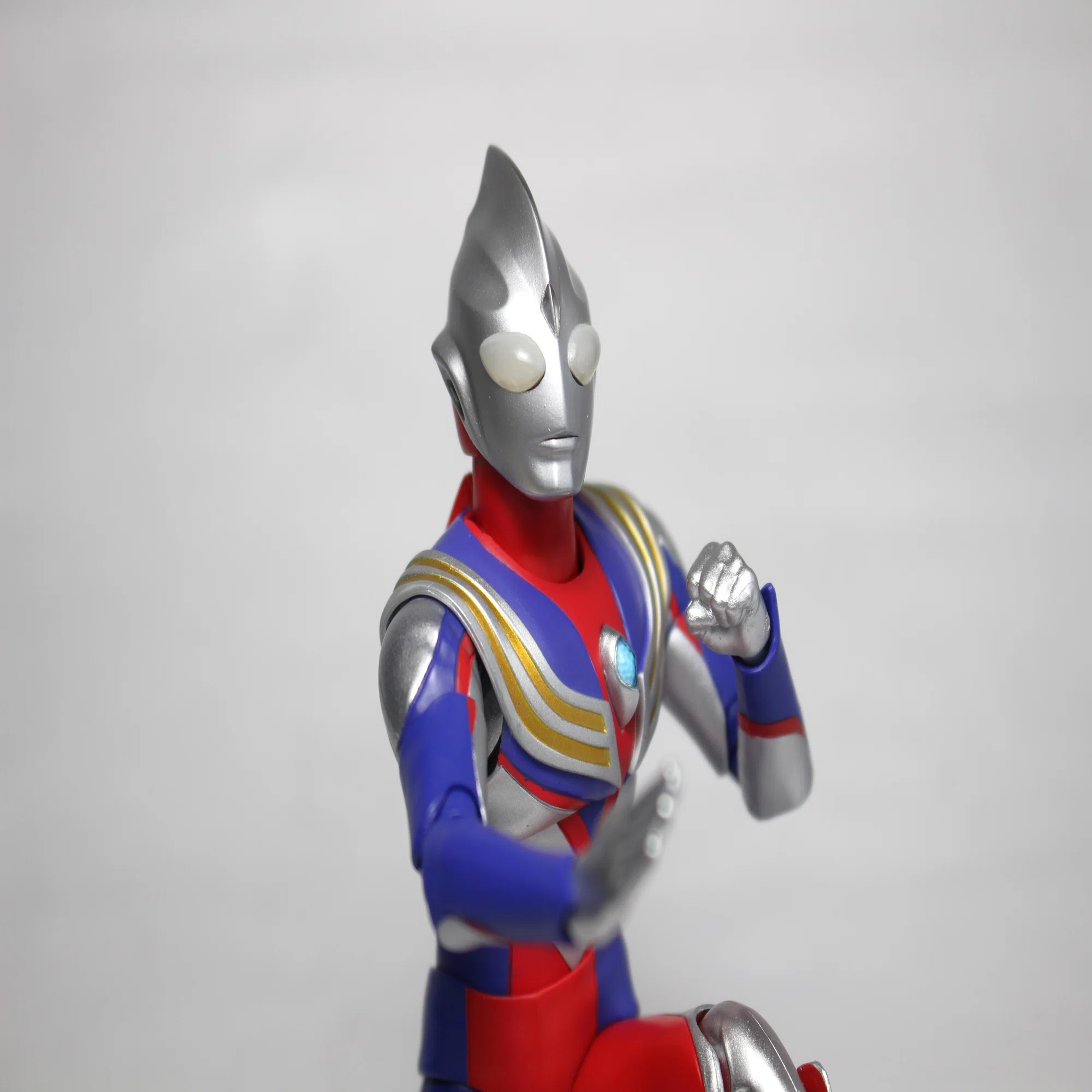 ウルトラマンのフィギュアを塗装で発光させる方法｜アシム@ガレージ 