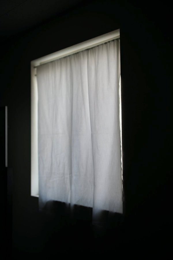 窓にかかった白いカーテン