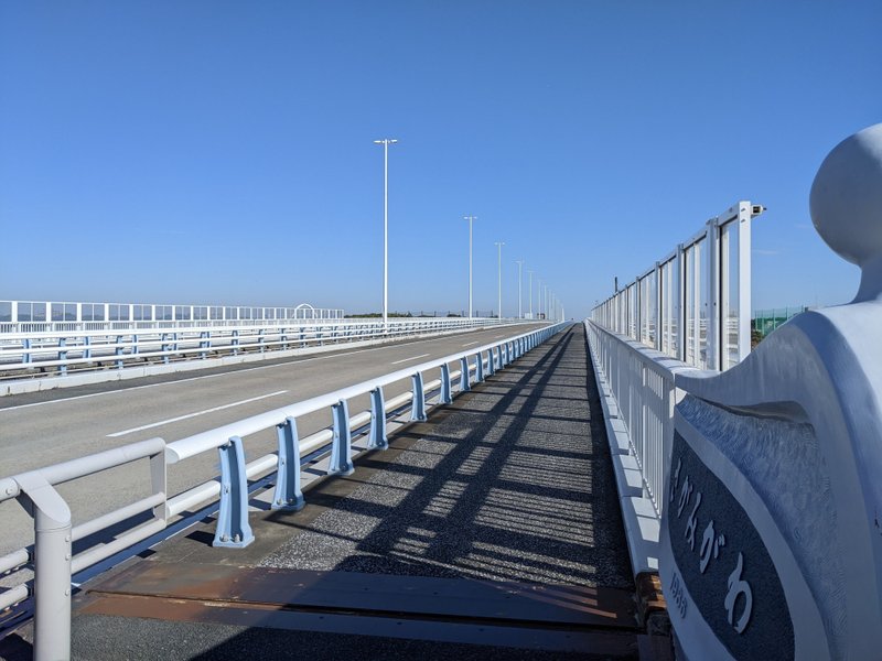 神奈川県平塚市と茅ヶ崎市の間、相模川の河口付近に架かる橋。