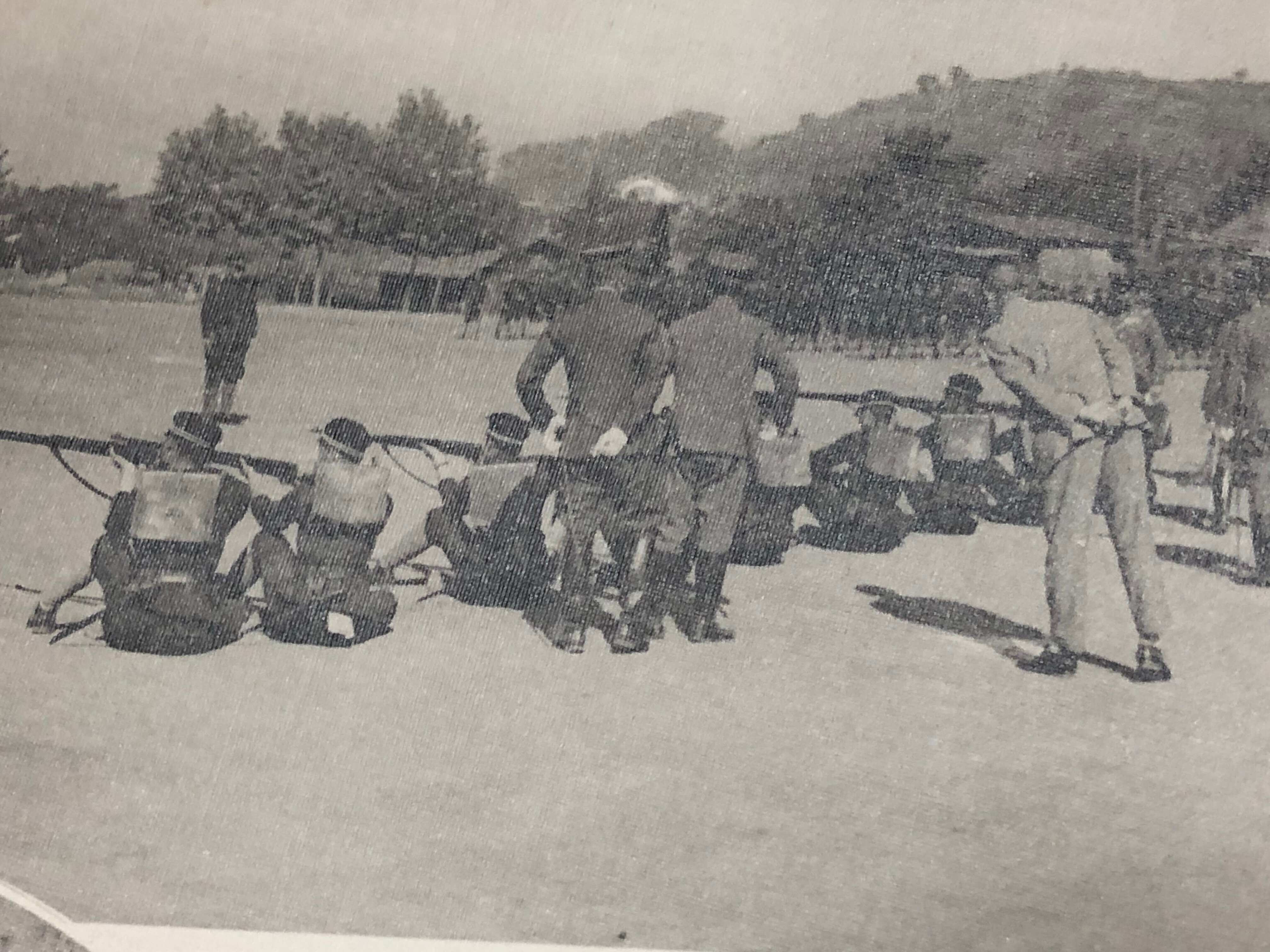 軍事教練必須の戦時下中等学校の運動会で、呼び物は大模擬戦ー日中戦争