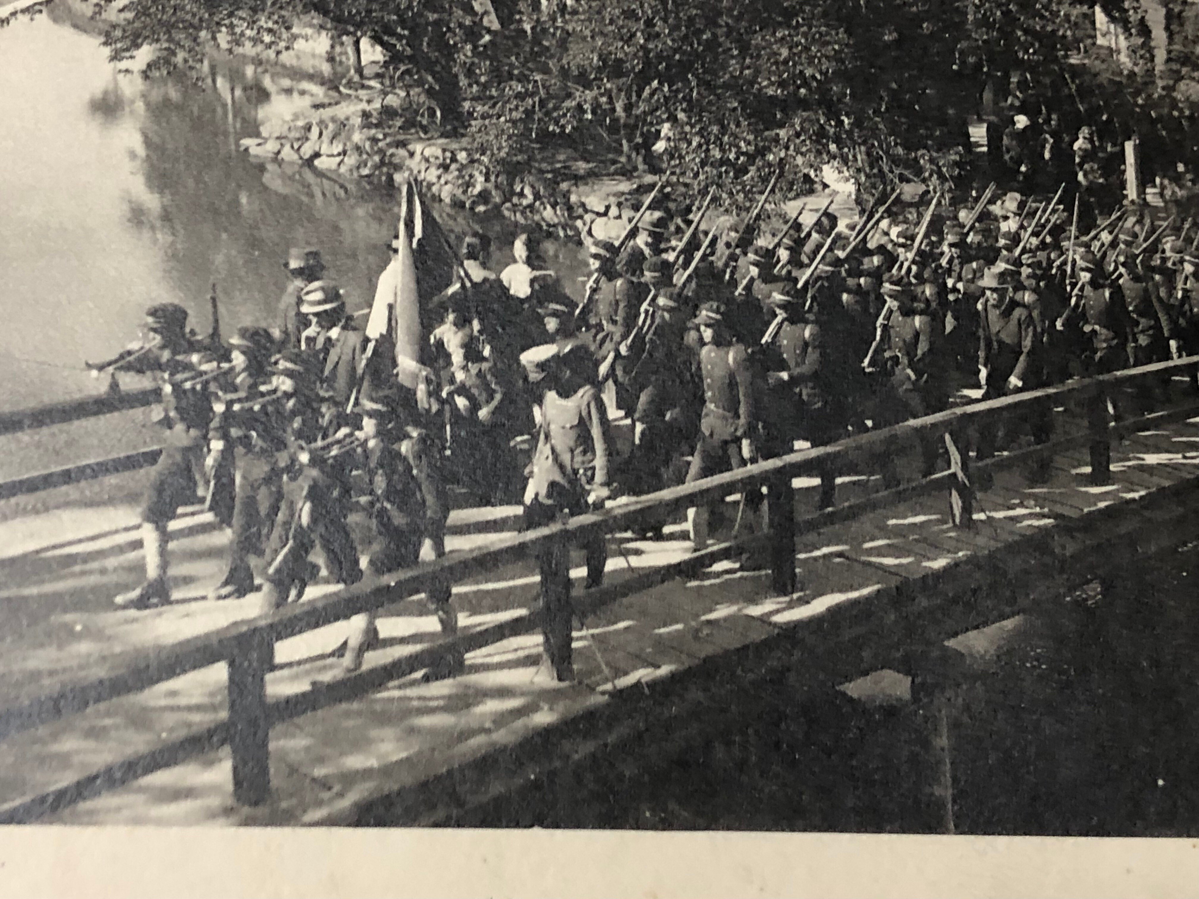 軍事教練必須の戦時下中等学校の運動会で、呼び物は大模擬戦ー日中戦争