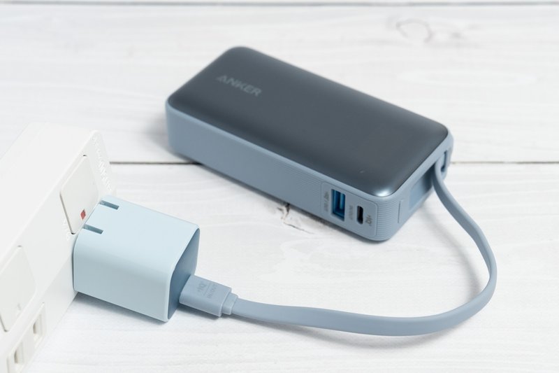 Anker Nano Power Bank (30W, Built-In USB-C Cable)本体を充電