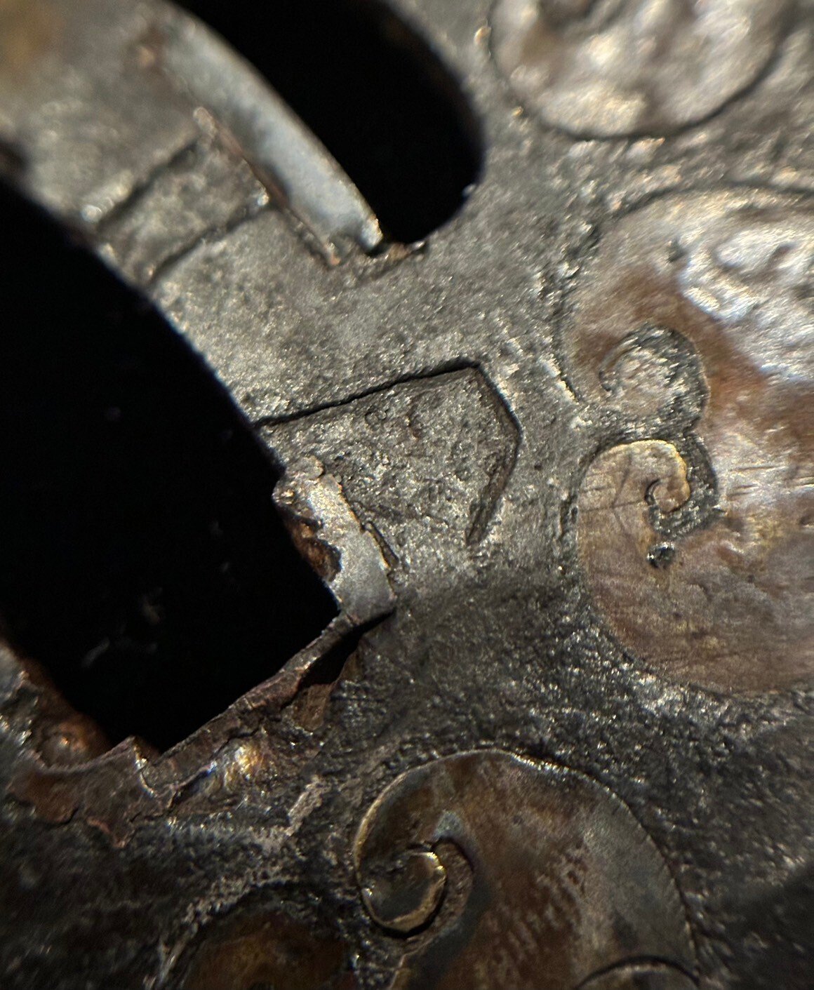 鍔 丸型無銘 赤銅金覆輪金色絵波に千鳥の図 江戸時代後期 名品