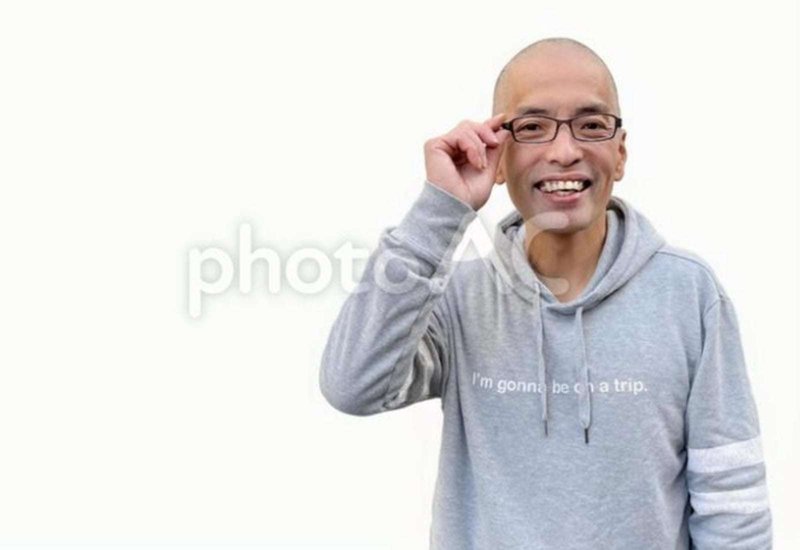 眼鏡をかける中年日本人男性モデルの画像