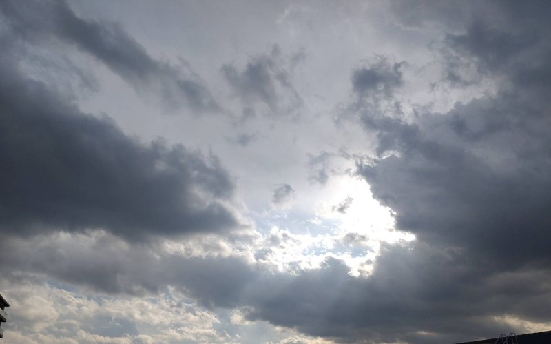 雲の多かった日、空が広く見わたせる丘からみえた、天使のハシゴ