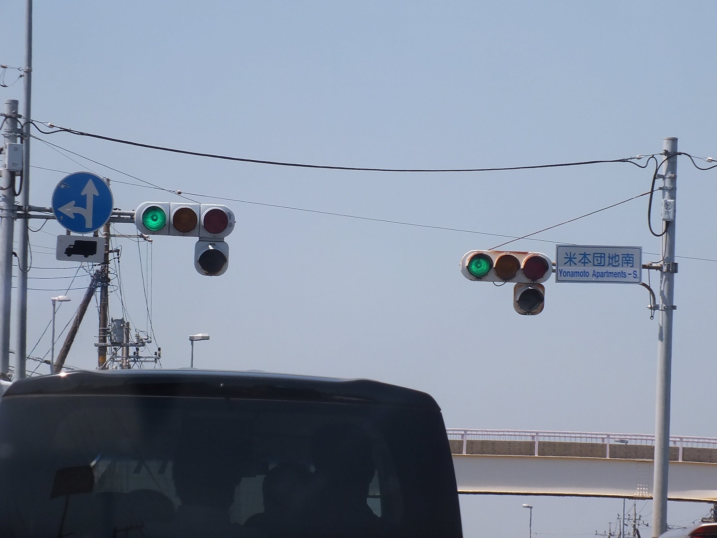 八千代市米本で撮影した信号電材厚型ブツブツレンズ+京三金属丸形