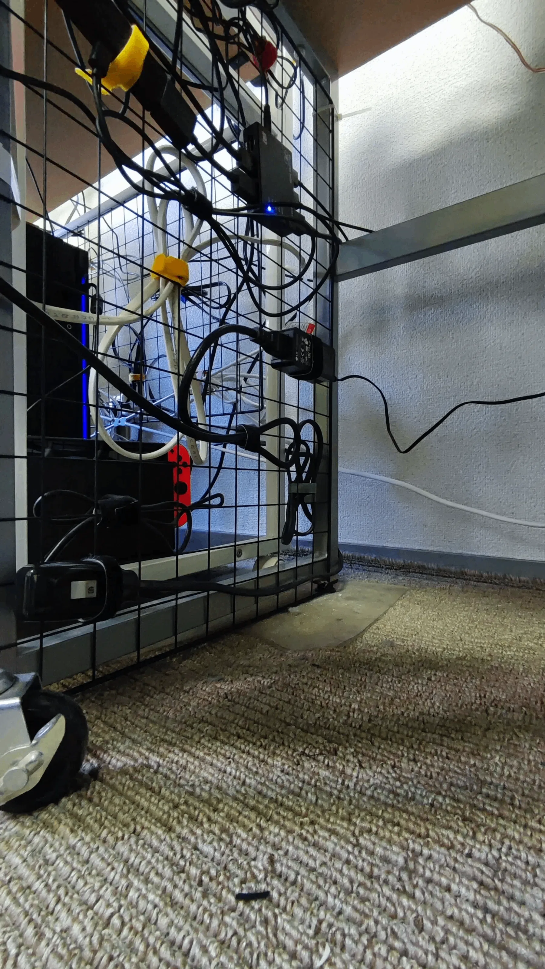 Organizing cables around your PC desk｜e