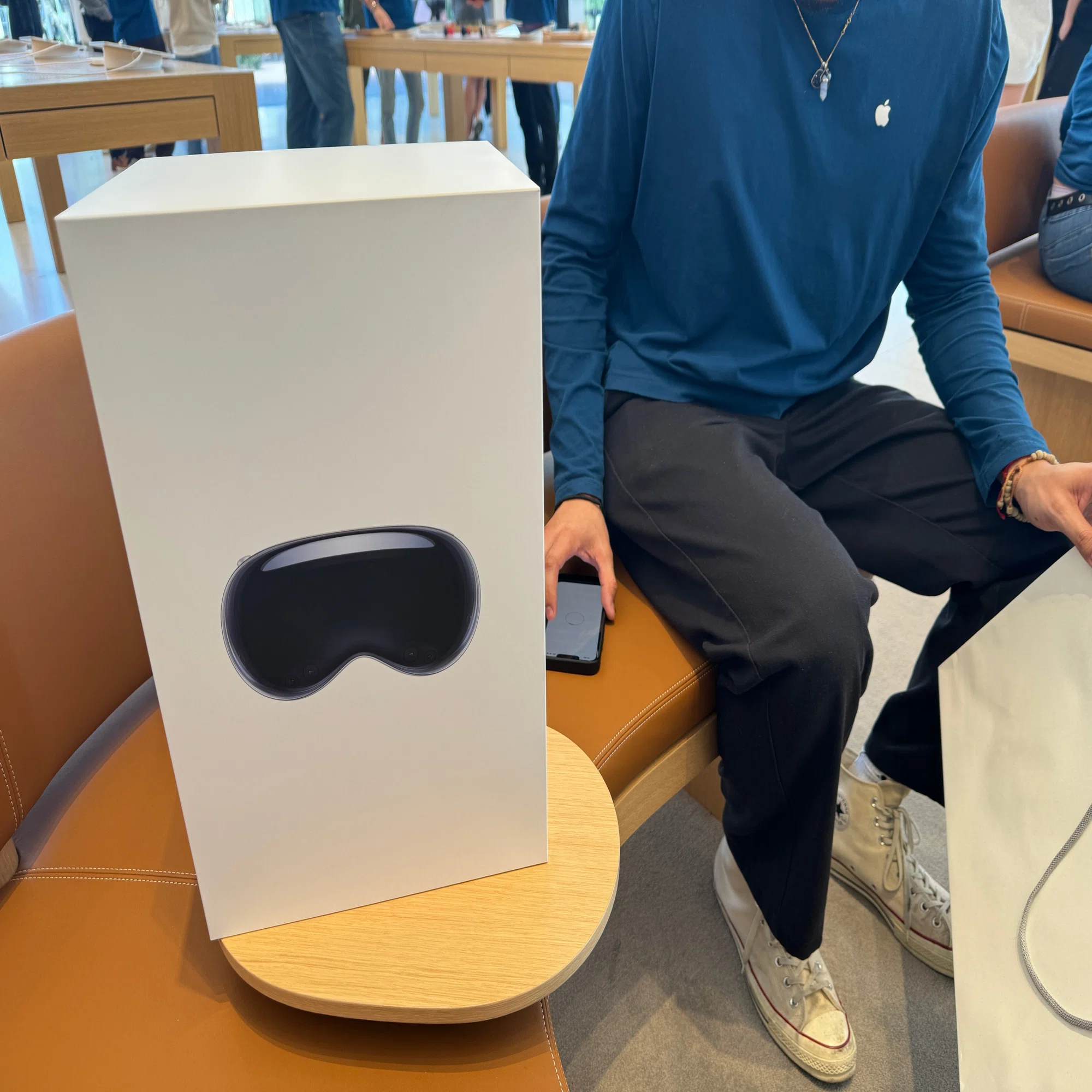 Apple Vision Proの巨大な箱を開封 気になるポイントをチェック｜V 