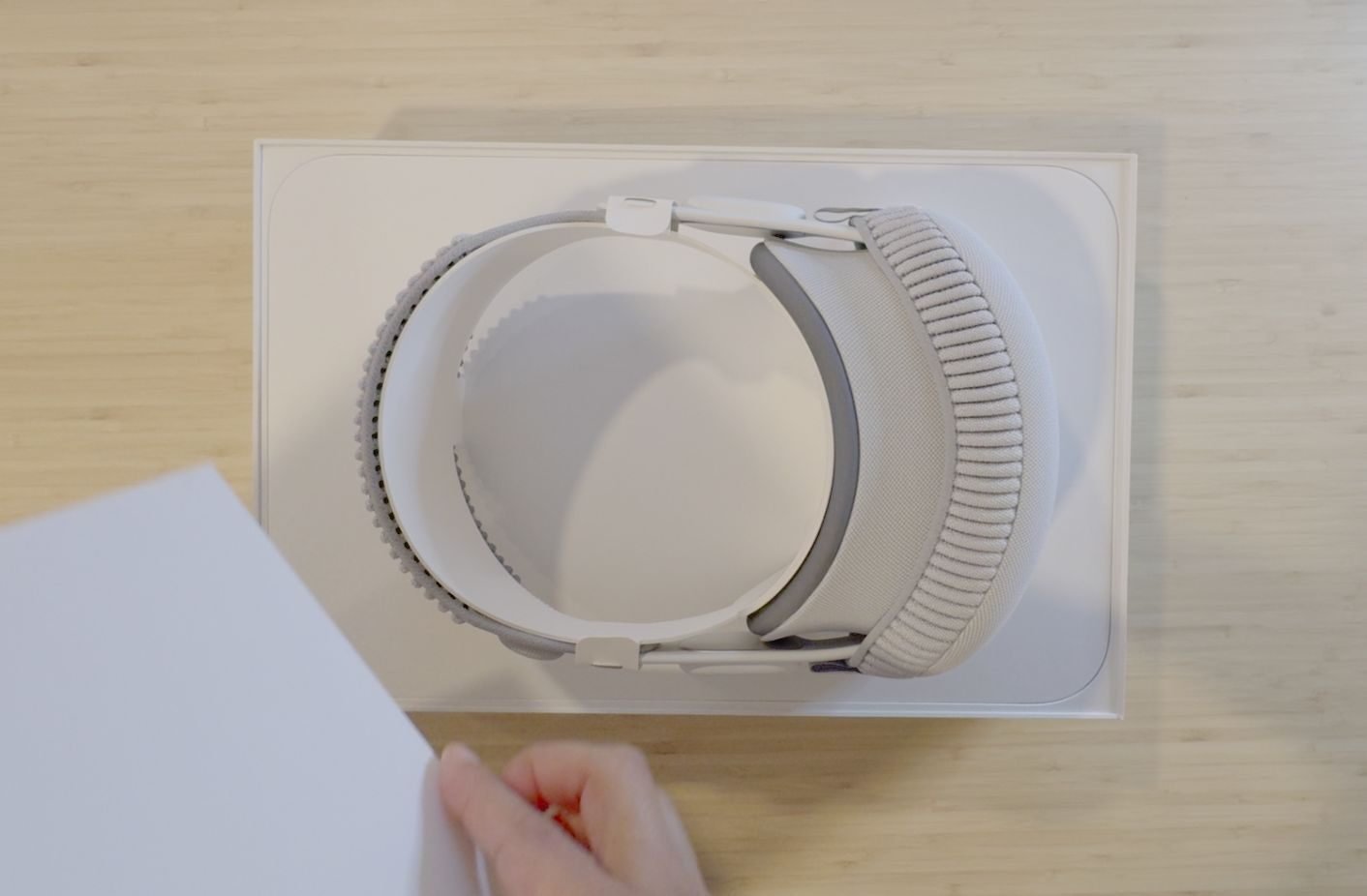 Apple Vision Proの巨大な箱を開封 気になるポイントをチェック Apple Vision Proの巨大な箱を開封 気になるポイントをチェック