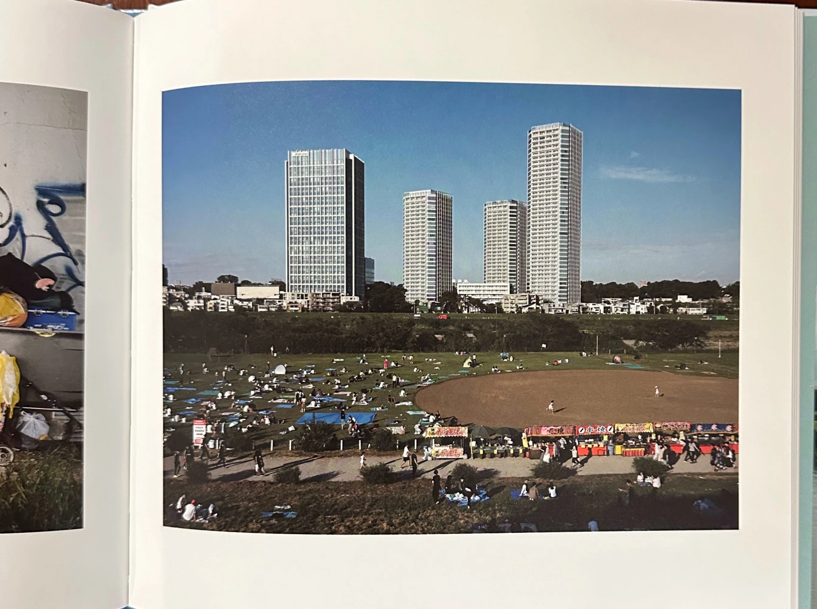 写真による新たな都市論へ？ 時津剛 『BEHIND THE BLUE』｜うちばやし