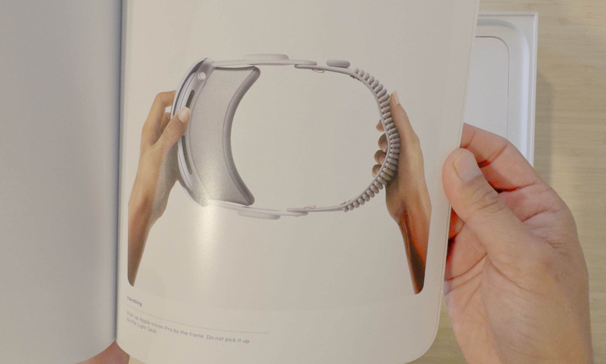 Apple Vision Proの巨大な箱を開封 気になるポイントをチェック