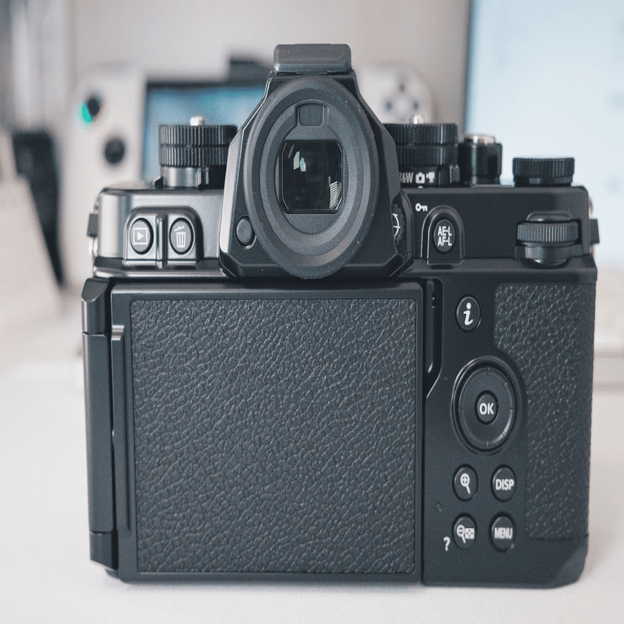 やっと届いたNikonZf/見た目からエモいカメラ｜わちゃ