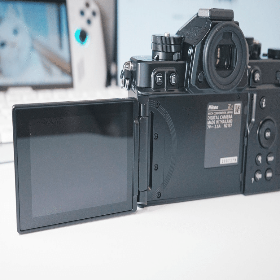 ❤️エモ写に❤️Nikon 18-200mm フィルム風描写✨ ✴︎ . . 朝靄の浮見堂 紅葉越しの浮見堂は 超人気スポットですね