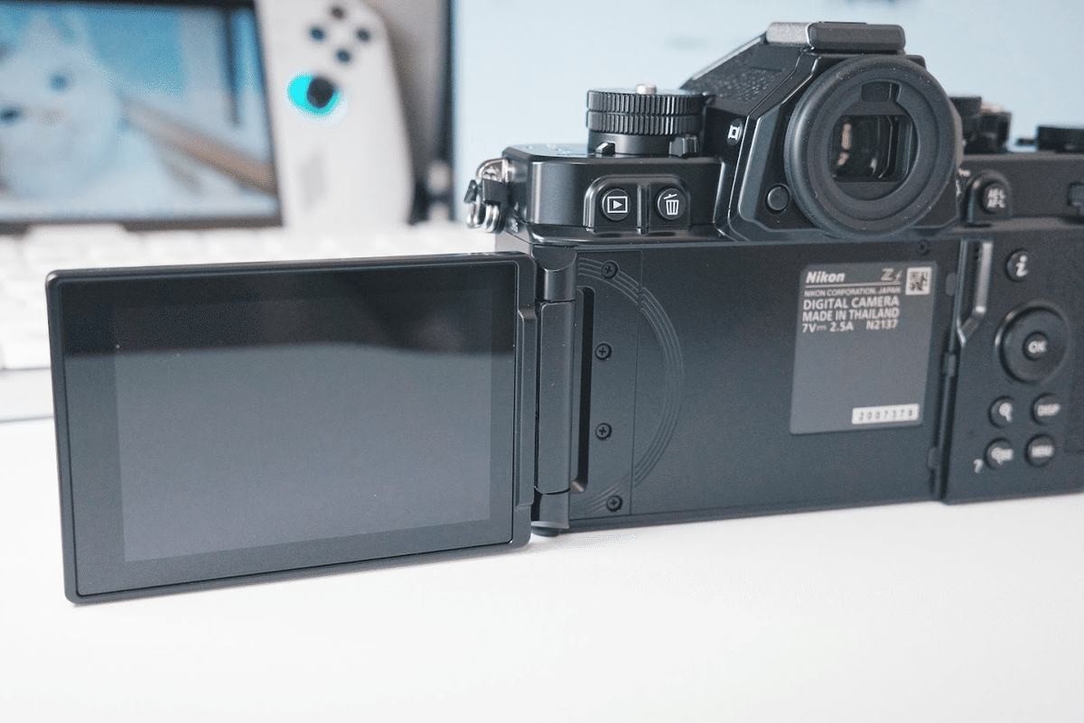 やっと届いたNikonZf/見た目からエモいカメラ｜わちゃ
