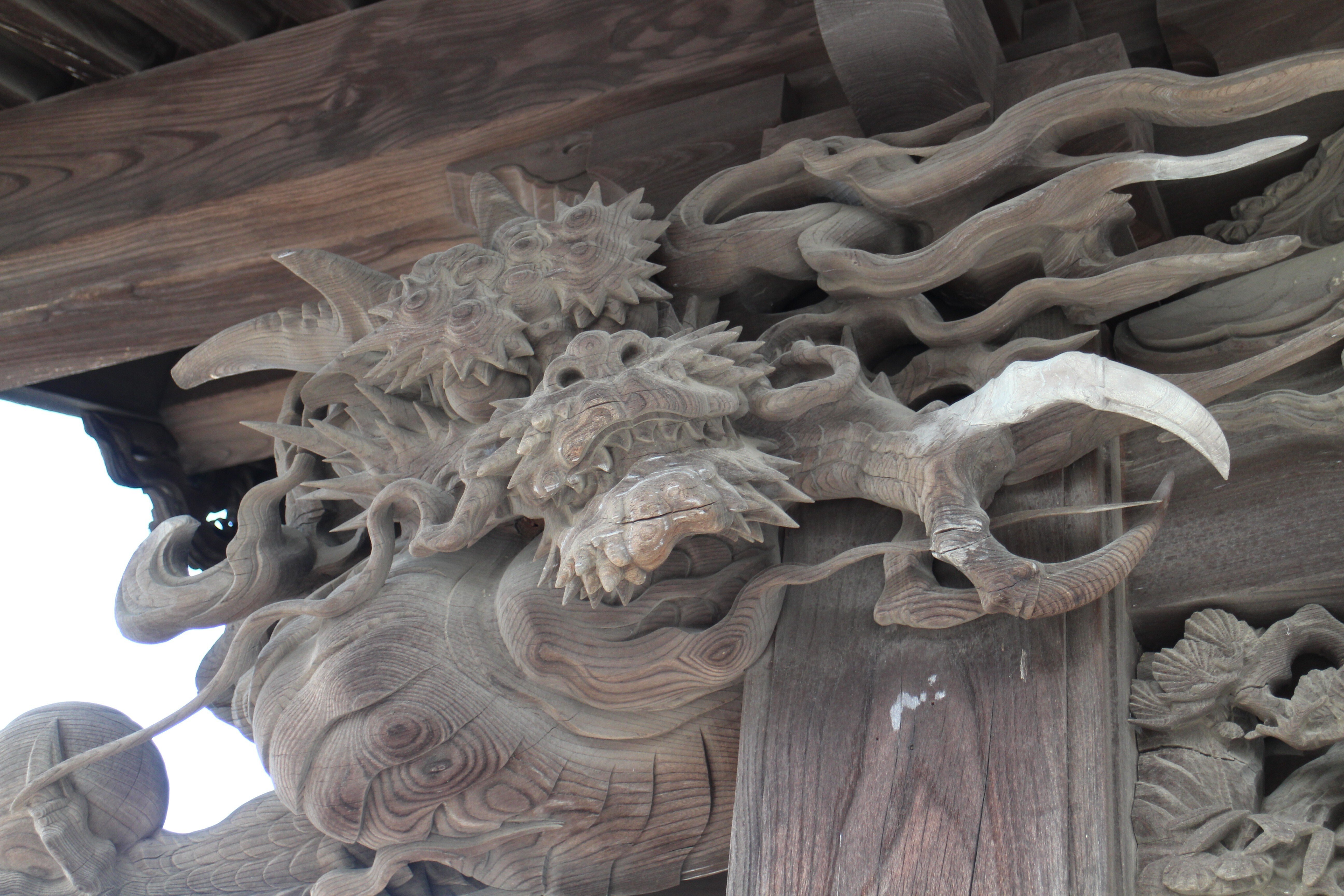 龍　手彫り　彫刻 威龍戯珠 26.5cm（龍・竜・雲) 参次元細密彫刻『雅』透かし彫 楠彫刻