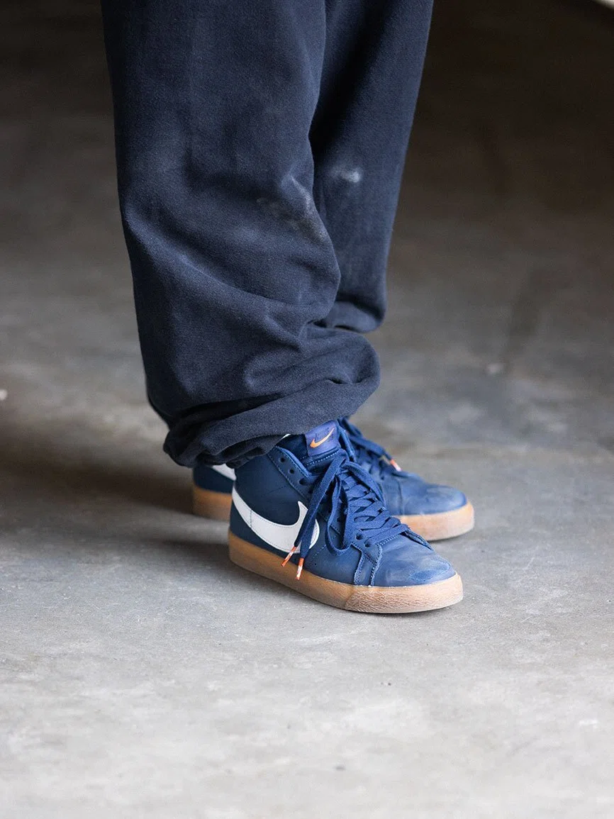 ネイビーのNIKE SB BLAZER、ポリスマンジャケット、ANTI HERO
