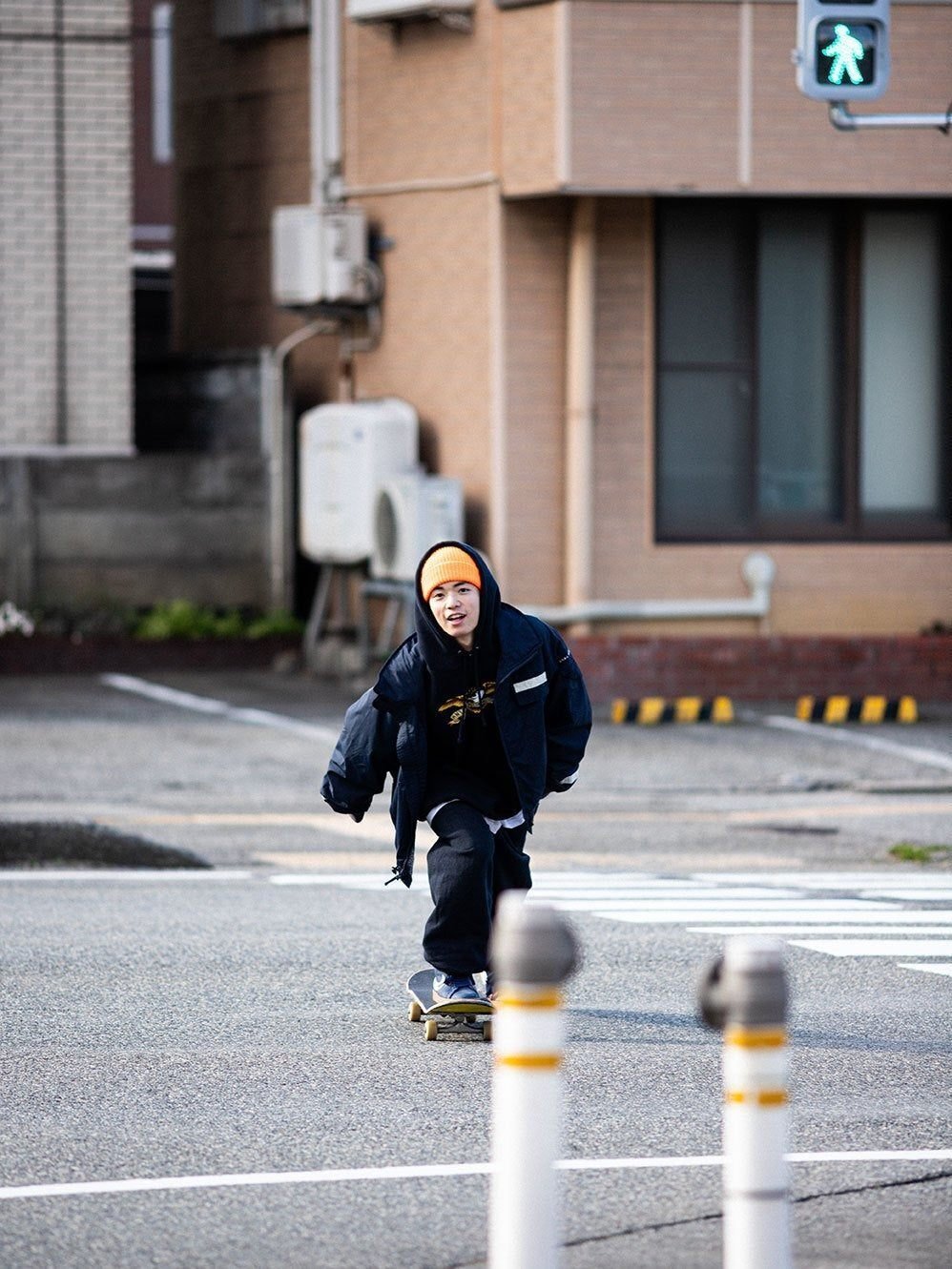 ネイビーのNIKE SB BLAZER、ポリスマンジャケット、ANTI HERO