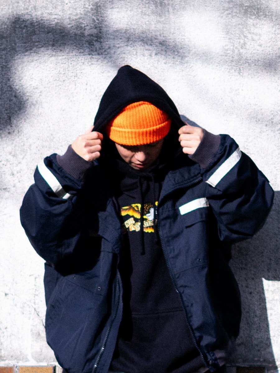 ネイビーのNIKE SB BLAZER、ポリスマンジャケット、ANTI HERO。｜HI5
