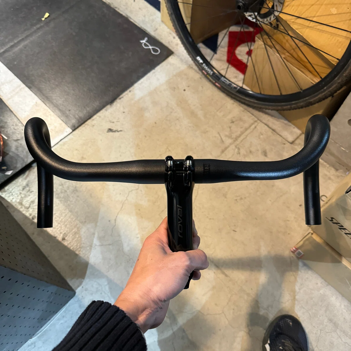 2月4日（日）?? アルミハンドル、4時間Zwift、Audible、ビストロ 