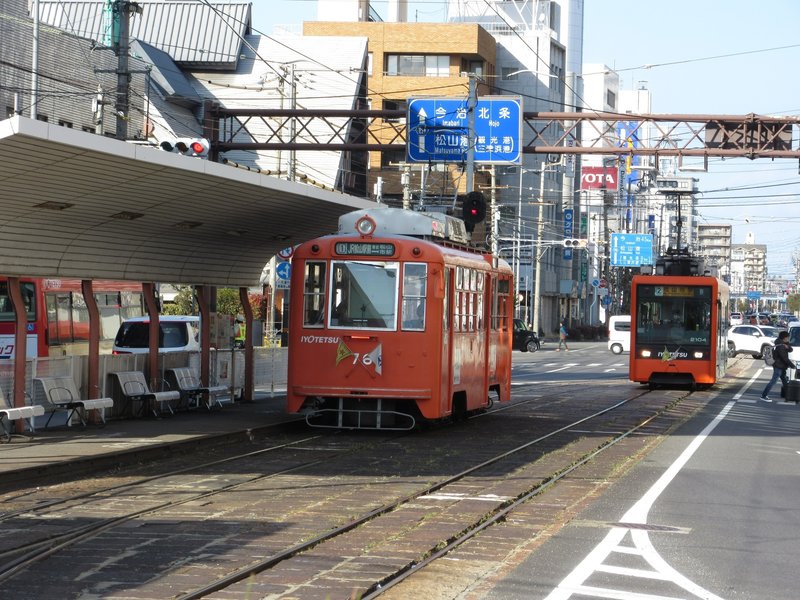 羽田から松山入り、バスでとりあえず松山駅。松山駅には、JR西日本の松山駅、伊予鉄道のJR松山駅、松山市駅。いよてつカラーはみかん色。いや、ブラッドオレンジ色かな。路面電車に乗ることに。