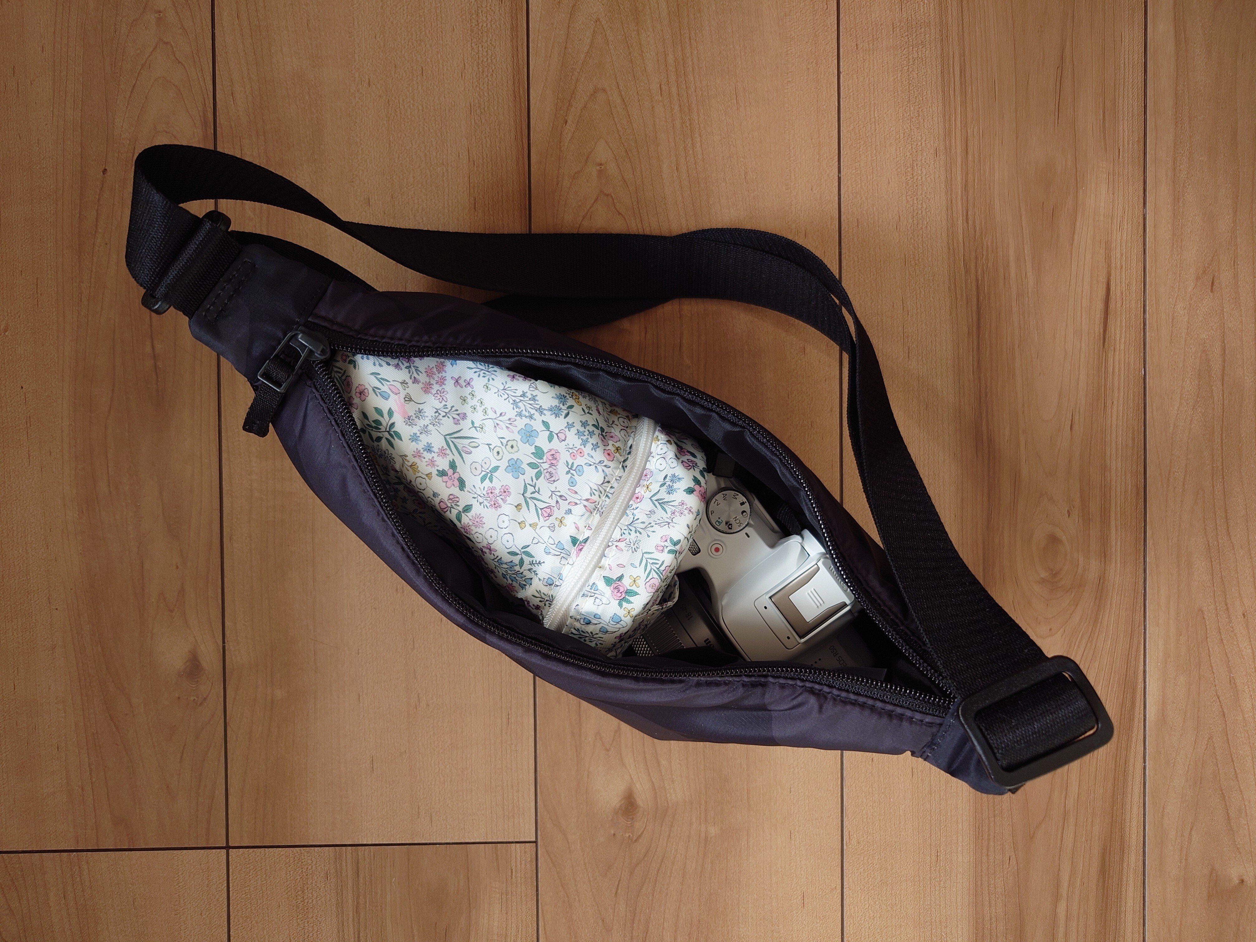 カメラバッグに最適！ ユニクロの「ラウンドミニショルダーバッグ