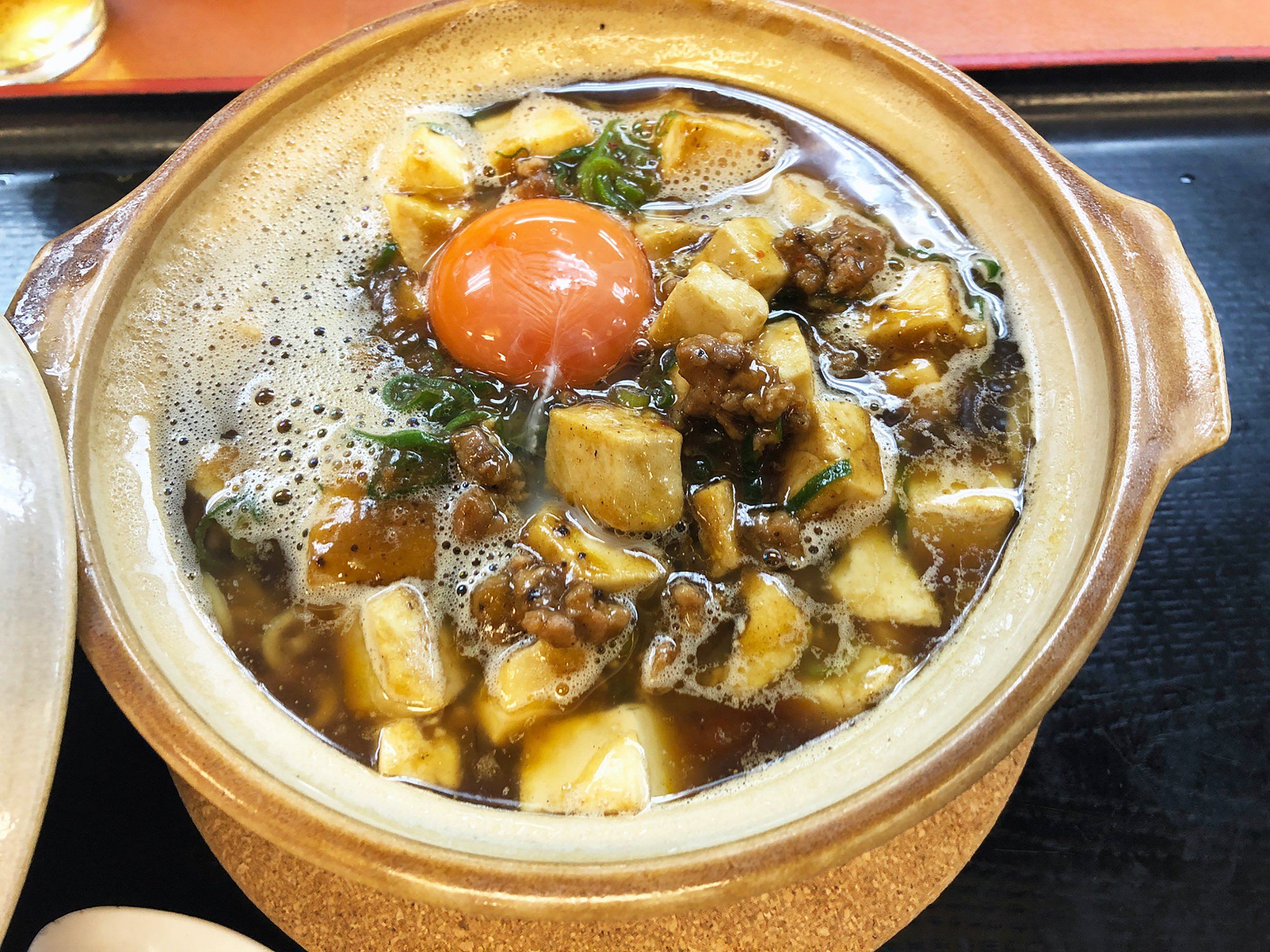 餃子の王将》 月見土鍋麻婆ラーメン｜Jumpei Kawamura