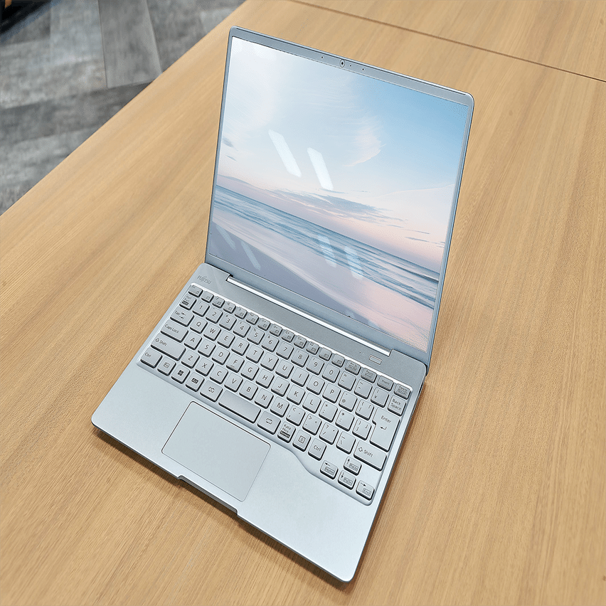 ノートPC FMV CH Series -新色クラウドブルーは雲のような軽やかさ